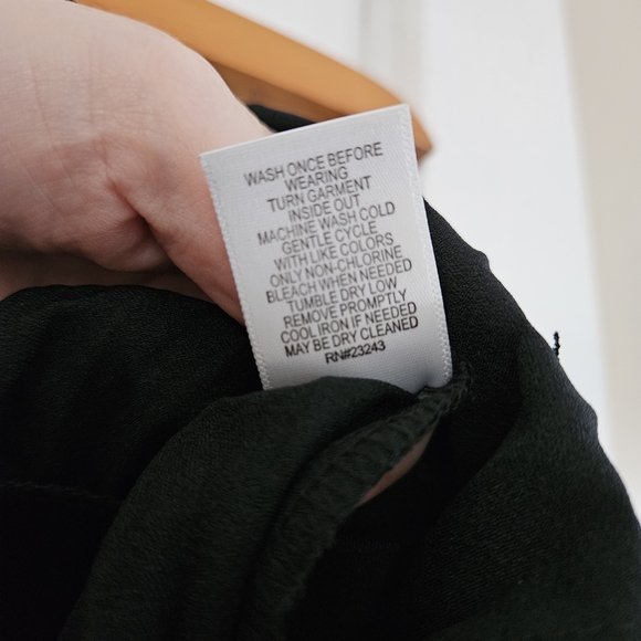 Elegant Black Pleated Skirt - Picture 6 of 9